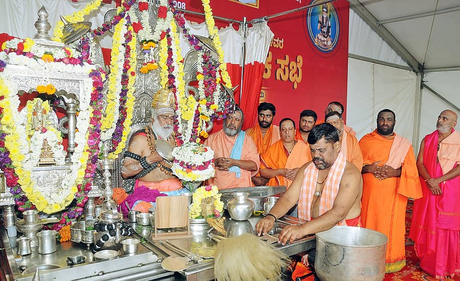 ಮೈಸೂರಿನ ಶ್ರೀರಾಂಪುರದ ‘ವೀರಶೈವ ಸಾರ್ವಜನಿಕ ಸೇವಾ ಸಂಸ್ಥೆ’ ಆವರಣದಲ್ಲಿ ಶುಕ್ರವಾರ ಆಯೋಜಿಸಿದ್ದ ಕಾರ್ಯಕ್ರಮದಲ್ಲಿ ಬಾಳೆಹೊನ್ನೂರು ರಂಭಾಪುರಿ ಪೀಠದ ವೀರಸೋಮೇಶ್ವರ ಶಿವಾಚಾರ್ಯ ಸ್ವಾಮೀಜಿ ಇಷ್ಟಲಿಂಗ ಪೂಜೆ ನಡೆಸಿಕೊಟ್ಟರು  ಪ್ರಜಾವಾಣಿ ಚಿತ್ರ