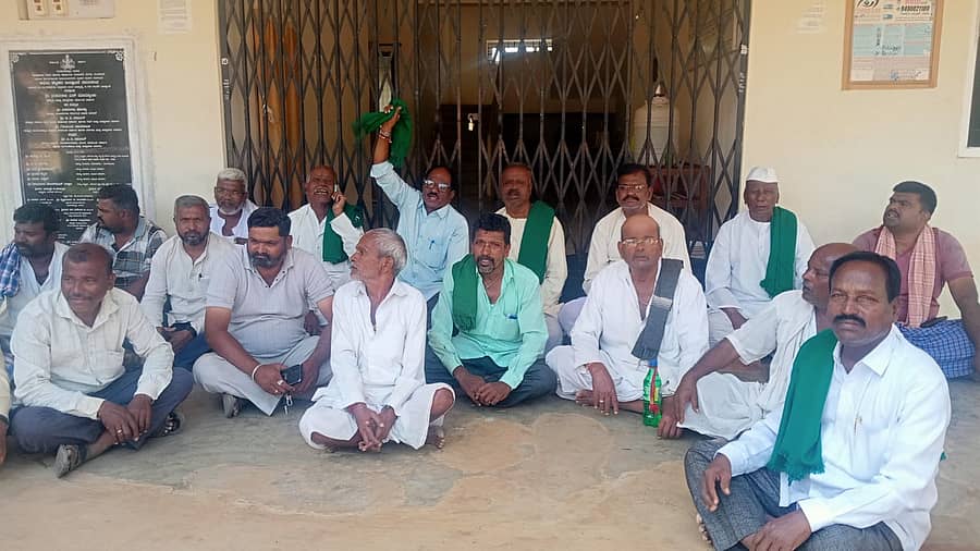 ನರಗುಂದ ಬ್ಲಾಕ್ ನ ಮಲಪ್ರಭಾ ಕಾಲುವೆಗಳಿಗೆ ನವಿಲುತೀರ್ಥ ಜಲಾಶಯದ ನೀರು ಸಮರ್ಪಕವಾಗಿ ಹರಿಯದಿದ್ದಕ್ಕೆ ಆಕ್ರೋಶಗೊಂಡ ರೈತರು ನರಗುಂದದ ನೀರಾವರಿ ಕಚೇರಿಗೆ ಬೀಗ ಜಡಿದು ಪ್ರತಿಭಟನೆ ನಡೆಸಿದರು