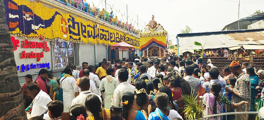 ಗೊರವನಹಳ್ಳಿಯಲ್ಲಿ ರಥೋತ್ಸವದಲ್ಲಿ ಪಾಲ್ಗೊಂಡ ಜನ