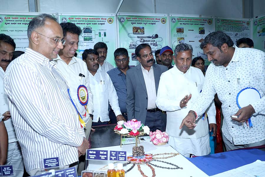 ಜಿಕೆವಿಕೆಯಲ್ಲಿ ನಡೆಯುತ್ತಿರುವ ಕೃಷಿ ಮೇಳದ ಮಳಿಗೆಯೊಂದಕ್ಕೆ ಶುಕ್ರವಾರ ಕೆ.ಎಚ್. ಮುನಿಯಪ್ಪ, ಎಂ.ಸಿ.ಸುಧಾಕರ್, ದಿನೇಶ್ ಗುಂಡೂರಾವ್. ಎಸ್.ಈ. ಸುಧೀಂದ್ರ ಭೇಟಿ ನೀಡಿದರು