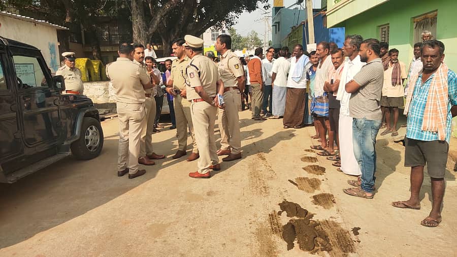 <div class="paragraphs"><p>ಸ್ಥಳಕ್ಕೆ ಚಿಕ್ಕಬಳ್ಳಾಪುರ ಜಿಲ್ಲಾ ಪೊಲೀಸ್ ವರಿಷ್ಠಾಧಿಕಾರಿ ಕುಶಾಲ್ ಚೌಕ್ಸೆ ಭೇಟಿ</p></div>