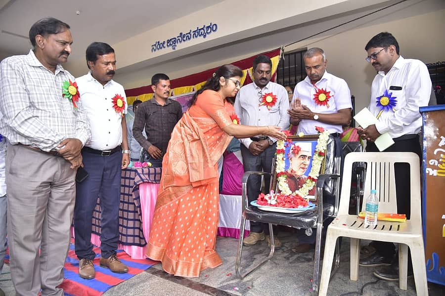 ಚಾಮರಾಜನಗರ ತಾಲ್ಲೂಕಿನ ಚಂದಕವಾಡಿಯ ಕರ್ನಾಟಕ ಪಬ್ಲಿಕ್ ಶಾಲೆಯಲ್ಲಿ ಶುಕ್ರವಾರ ಮಕ್ಕಳ ದಿನಾಚರಣೆ ಅಂಗವಾಗಿ ಆಯೋಜಿಸಿದ್ದ ಪೋಷಕ-ಶಿಕ್ಷಕರ ಮಹಾಸಭೆಯಲ್ಲಿ ಜಿಲ್ಲಾ ಪಂಚಾಯಿತಿ ಮುಖ್ಯ ಕಾರ್ಯನಿರ್ವಾಹಕ ಅಧಿಕಾರಿ ಮೋನಾ ರೋತ್ ನೆಹರೂ ಭಾವಚಿತ್ರಕ್ಕೆ ಪುಷ್ಪನಮನ ಸಲ್ಲಿಸಿದರು.