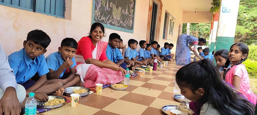 ಶಿಡ್ಲಘಟ್ಟ ತಾಲ್ಲೂಕಿನ ವರದನಾಯಕನಹಳ್ಳಿ ಸರ್ಕಾರಿ ಶಾಲೆಯಲ್ಲಿ ತಹಶೀಲ್ದಾರ್ ಗಗನ ಸಿಂಧು ಅವರು ಮಕ್ಕಳೊಂದಿಗೆ ಬಿಸಿಯೂಟ ಸೇವಿಸಿದರು