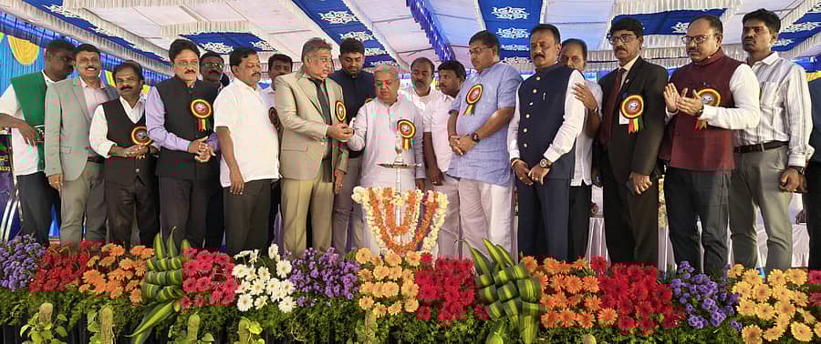 ಹಿರಿಯೂರು ತಾಲ್ಲೂಕಿನ ಬಬ್ಬೂರು ಫಾರಂನ ವಲಯ ಕೃಷಿ ಮತ್ತು ತೋಟಗಾರಿಕೆ ಸಂಶೋಧನಾ ಕೇಂದ್ರದಲ್ಲಿ ಶುಕ್ರವಾರ ಸಮಗ್ರ ಕೃಷಿ–ರೈತನ ಪ್ರಗತಿ ಶೀರ್ಷಿಕೆಯಡಿ ಏರ್ಪಡಿಸಿದ್ದ ಕೃಷಿ ಮತ್ತು ತೋಟಗಾರಿಕಾ ಮೇಳವನ್ನು ಸಂಸದ ಗೋವಿಂದ ಎಂ ಕಾರಜೋಳ ಉದ್ಘಾಟಿಸಿದರು