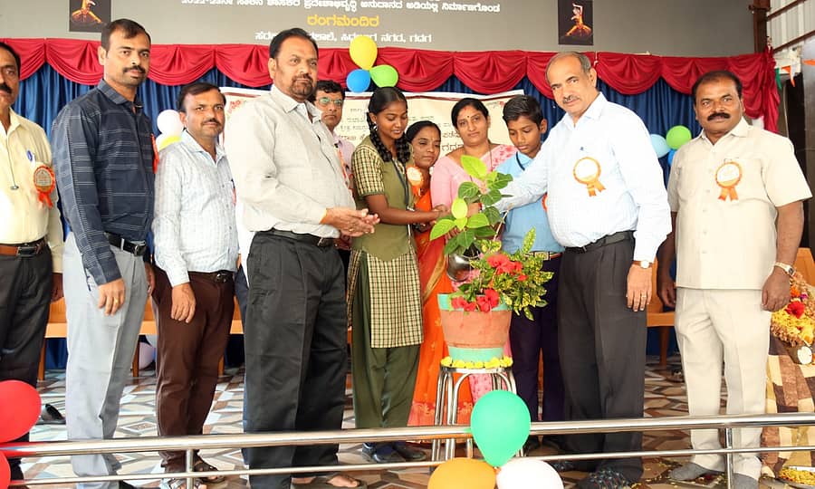 <div class="paragraphs"><p>ಗದುಗಿನ ಸಿದ್ಧಲಿಂಗ ನಗರದ ಸರ್ಕಾರಿ ಪ್ರೌಢಶಾಲೆಯಲ್ಲಿ ಶುಕ್ರವಾರ ನಡೆದ ಮಕ್ಕಳ ದಿನಾಚರಣೆ ಹಾಗೂ ಪೋಷಕ– ಶಿಕ್ಷಕರ ಮಹಾಸಭೆಯನ್ನು ಜಿಲ್ಲಾಧಿಕಾರಿ ಸಿ.ಎನ್.ಶ್ರೀಧರ್ ಉದ್ಘಾಟಿಸಿದರು</p></div>