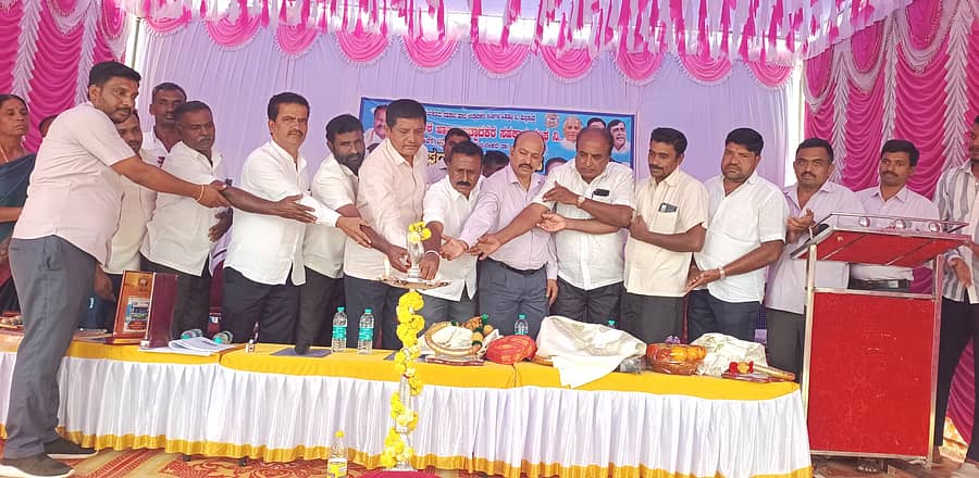 ತುರುವೇಕೆರೆ ತಾಲ್ಲೂಕು ಬೆಂಕಿಕೆರೆ ಹಾಲು ಸಹಕಾರ ಸಂಘದ ಕಟ್ಟಡವನ್ನು ಜಿಲ್ಲಾ ನಿರ್ದೇಶಕ ಸಿ.ವಿ.ಮಹಲಿಂಗಯ್ಯ ಉದ್ಘಾಟಿಸಿದರು