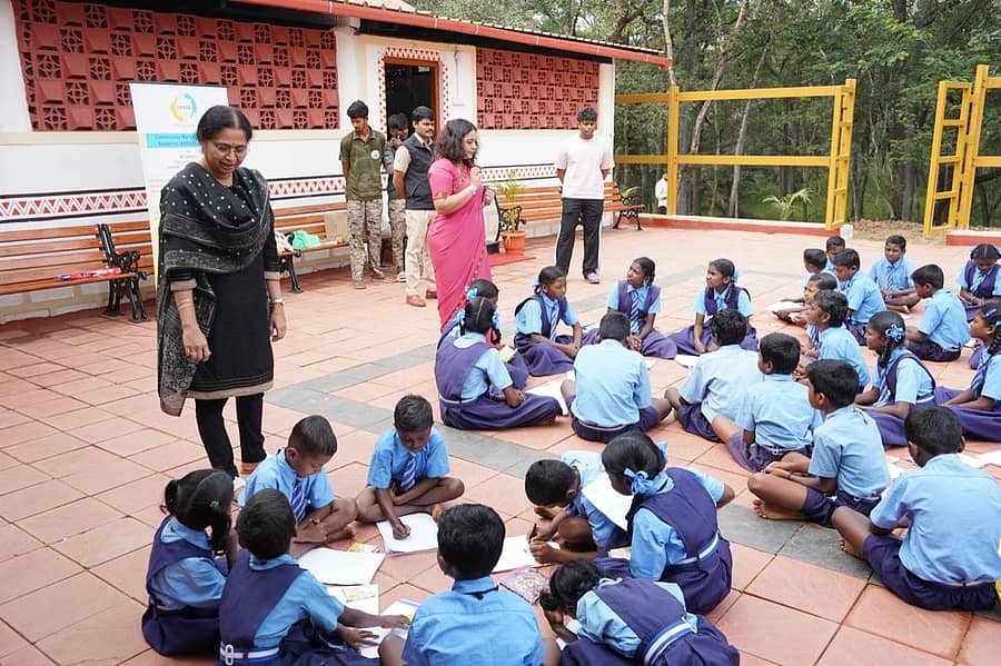 ನಾಗರಹೊಳೆ ಅರಣ್ಯದಲ್ಲಿನ ವಾಲ್ಮೀಕಿ ಆಶ್ರಮ ಶಾಲೆಯಲ್ಲಿ ಶುಕ್ರವಾರ ಮಕ್ಕಳ ದಿನದ ಅಂಗವಾಗಿ ಮೈಸೂರಿನ ಉನ್ಮನ ಸಂಸ್ಥೆ ವತಿಯಿಂದ ಹಮ್ಮಿಕೊಂಡಿದ್ದ ವಿವಿಧ ಶೈಕ್ಷಣಿಕ, ಜೀವನ ಕೌಶಲ ಕುರಿತ ಒಂದು ದಿನದ ಕಾರ್ಯಗಾರದಲ್ಲಿ ಆದಿವಾಸಿ ಗಿರಿಜನ ಮಕ್ಕಳು ಗುಂಪು ಚಟುವಟಿಕೆಯಲ್ಲಿ ಭಾಗವಹಿಸಿದ್ದರು