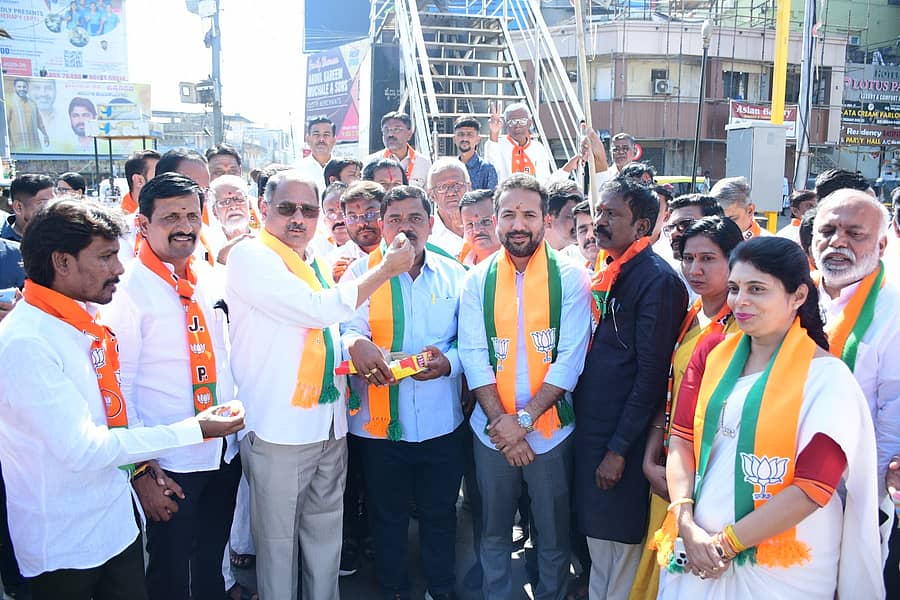 <div class="paragraphs"><p>ಕಲಬುರಗಿಯ ಸರ್ದಾರ್ ವಲ್ಲಭಭಾಯಿ ಪಟೇಲ್ ವೃತ್ತದಲ್ಲಿ ಬಿಜೆಪಿ ಜಿಲ್ಲಾ ಘಟಕದಿಂದ ಶುಕ್ರವಾರ ವಿಜಯೋತ್ಸವ ಆರಿಸಿ ಪರಸ್ಪರ ಸಿಹಿ ತಿನ್ನಿಸಿದರು </p></div>