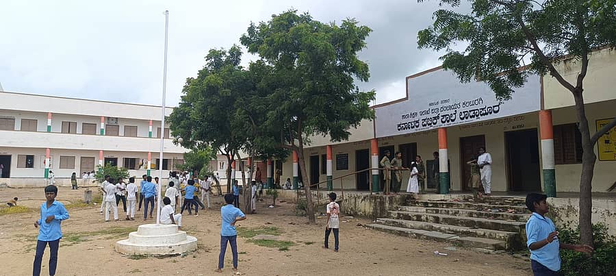 ಲಾಡ್ಲಾಪುರ ಶಾಲೆಯ ನೋಟ