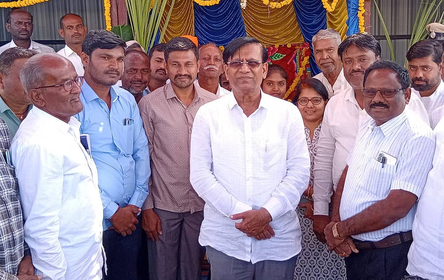 <div class="paragraphs"><p>ಯಲಬುರ್ಗಾ ಪಟ್ಟಣದ ಬಸ್ ನಿಲ್ದಾಣದ ಎದುರು ಸಣ್ಣ ಶೆಡ್ಗಳ ಉದ್ಘಾಟನೆಯನ್ನು ಸಿಎಂ. ಆರ್ಥಿಕ ಸಲಹೆಗಾರ ಬಸವರಾಜ ರಾಯರಡ್ಡಿ ನೆರವೇರಿಸಿದರು. </p></div>