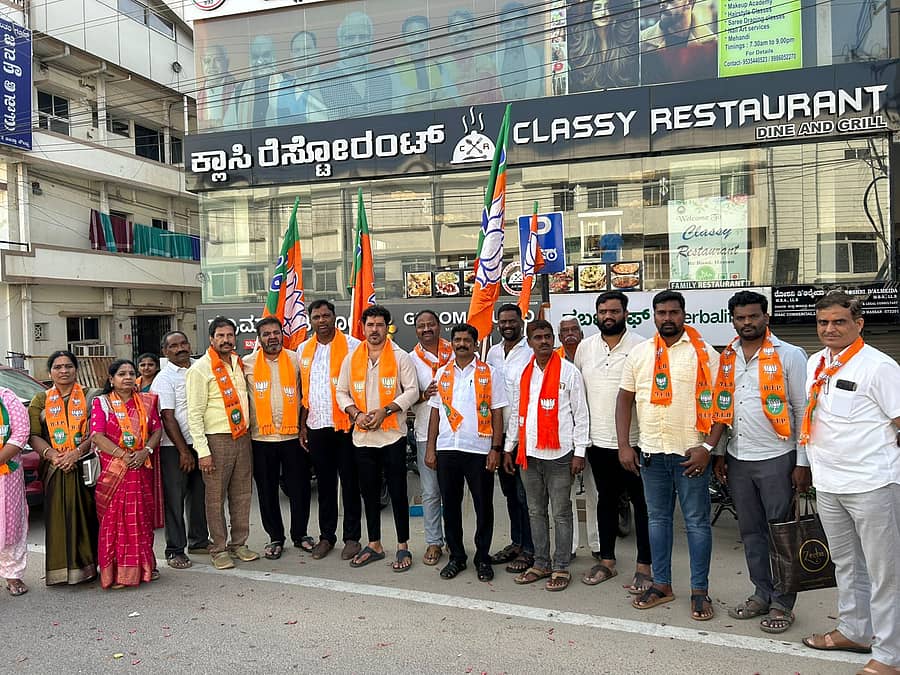 ಹಾಸನದ ಬಿಜೆಪಿ ಕಚೇರಿ ಎದುರು ಬಿಜೆಪಿ ಮುಖಂಡರು, ಕಾರ್ಯಕರ್ತರು ವಿಜಯೋತ್ಸವ ಆಚರಿಸಿದರು