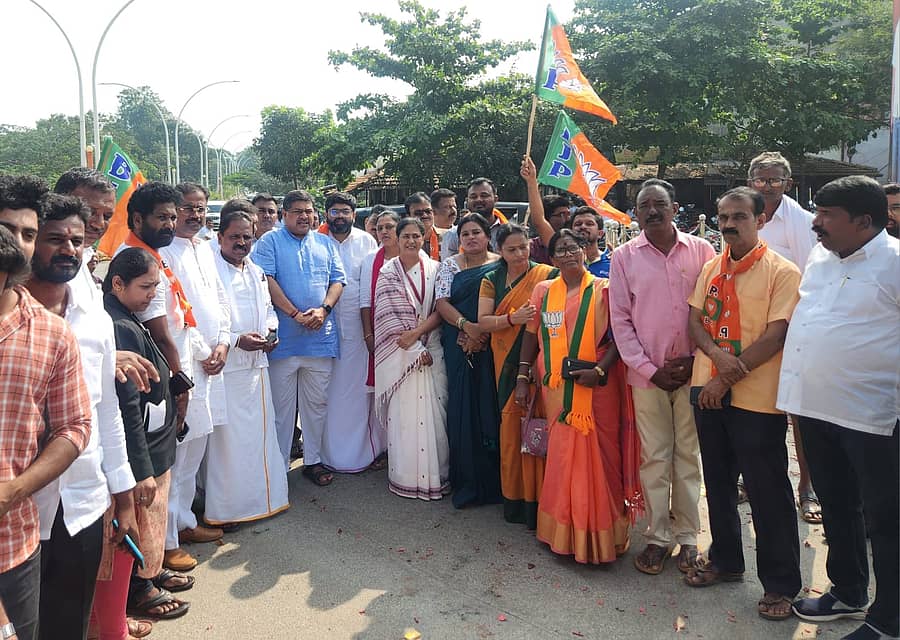 ಬಿಹಾರ ವಿಧಾನಸಭಾ ಚುನಾವಣೆಯಲ್ಲಿ ಎನ್ಡಿಒ ಗೆಲುವು ಸಾಧಿಸಿರುವುದನ್ನು ಸಂಭ್ರಮಿಸಿ ಬಿಜೆಪಿ ಮುಖಂಡರು ಚಿತ್ರದುರ್ಗದ ಒನಕೆ ಓಬವ್ವ ವೃತ್ತದಲ್ಲಿ ವಿಜಯೋತ್ಸವ ಆಚರಿಸಿದರು