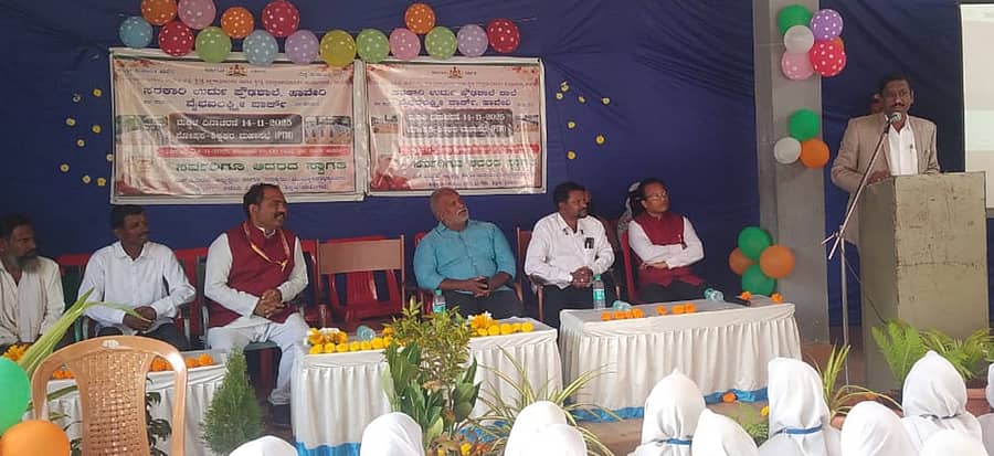 ಹಾವೇರಿಯ ವೈಭವಲಕ್ಷ್ಮಿ ಪಾರ್ಕ್ನ ಸರ್ಕಾರಿ ಉರ್ದು ಪ್ರೌಢಶಾಲೆಯಲ್ಲಿ ಶುಕ್ರವಾರ ನಡೆದ ‘ಮಕ್ಕಳ ದಿನಾಚರಣೆ’ ಹಾಗೂ ‘ಪೋಷಕರ ಮಹಾಸಭೆ’ಯಲ್ಲಿ ಜಿಲ್ಲಾಧಿಕಾರಿ ವಿಜಯ ಮಹಾಂತೇಶ ಮಾತನಾಡಿದರು