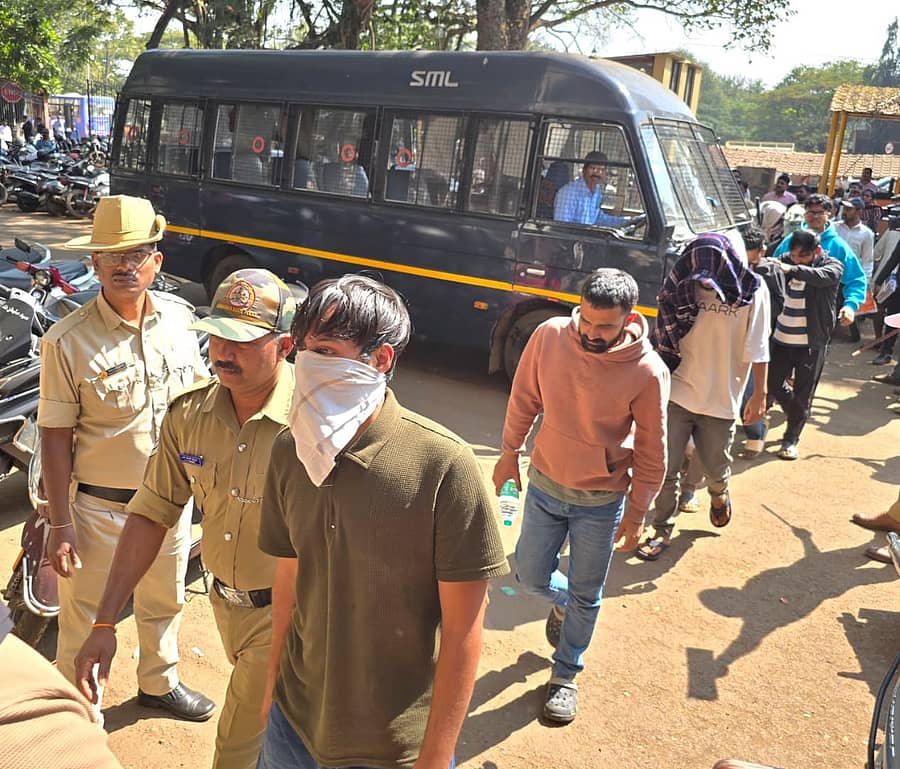 <div class="paragraphs"><p>ಬೆಳಗಾವಿಯಲ್ಲಿ ಕುಳಿತು ಅಮೆರಿಕದ ನಾಗರಿಕರನ್ನು ವಂಚನೆ ಮಾಡಿದ 28 ಆರೋಪಿಗಳನ್ನು ಪೊಲೀಸರು ಶುಕ್ರವಾರ ನ್ಯಾಯಾಲಯಕ್ಕೆ ಹಾಜರುಪಡಿಸಲು ಕರೆತಂದರು </p></div>