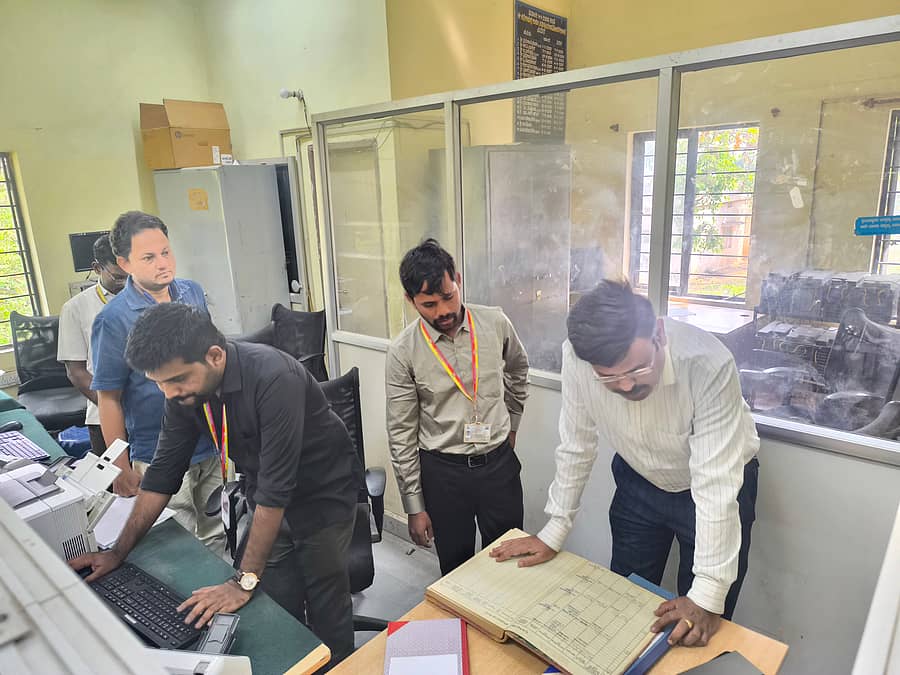 ಗಂಗಾವತಿ ನಗರದ ಹಿರಿಯ ಉಪನೋಂಣಾಧಿಕಾರಿ ಕಚೇರಿಗೆ ಶುಕ್ರವಾರ ಕರ್ನಾಟಕ ಲೋಕಾಯುಕ್ತ ಡಿವೈಎಸ್ಸಿ ಲೋಕೇಶ ನೇತೃತ್ವದ ಅಧಿಕಾರಿಗಳ ತಂಡ ಭೇಟಿ ನೀಡಿ ದಾಖಲೆ ಪರಿಶೀಲಿಸಿದರು