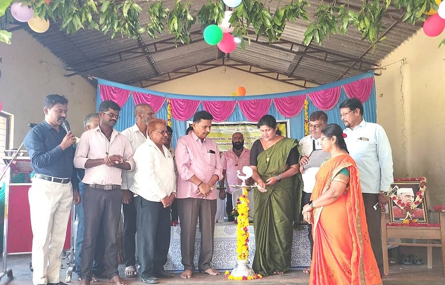 ನರಸಿಂಹರಾಜಪುರದ ಕೆಪಿಎಸ್ಸಿ ಶಾಲೆಯಲ್ಲಿ ಶುಕ್ರವಾರ ನಡೆದ ಪೋಷಕ ಶಿಕ್ಷಕರ ಮಹಾಸಭೆಗೆ ಪಟ್ಟಣ ಪಂಚಾಯಿತಿ ಅಧ್ಯಕ್ಷೆ ಜುಬೇದಾ ಚಾಲನೆ ನೀಡಿದರು. ಸೈಯದ್ ವಸೀಂ, ಲಕ್ಷ್ಮಣ್ ಶೆಟ್ಟಿ, ಶಬಾನಾ ಅಂಜುಮ್ ಪಾಲ್ಗೊಂಡಿದ್ದರು