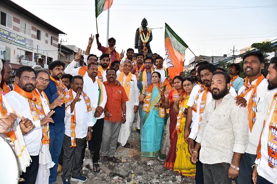 ಬಿಹಾರ ವಿಧಾನಸಭೆ ಚುನಾವಣೆಯಲ್ಲಿ ಎನ್.ಡಿ.ಎ. ಮೈತ್ರಿಕೂಟ ಜಯ ದಾಖಲಿಸಿದ ಹಿನ್ನೆಲೆಯಲ್ಲಿ ಯದಗಿರಿಯಲ್ಲಿ ಶುಕ್ರವಾರ ಬಿಜೆಪಿ ಮುಖಂಡರು ಸಂಭ್ರಮಿಸಿದರು
