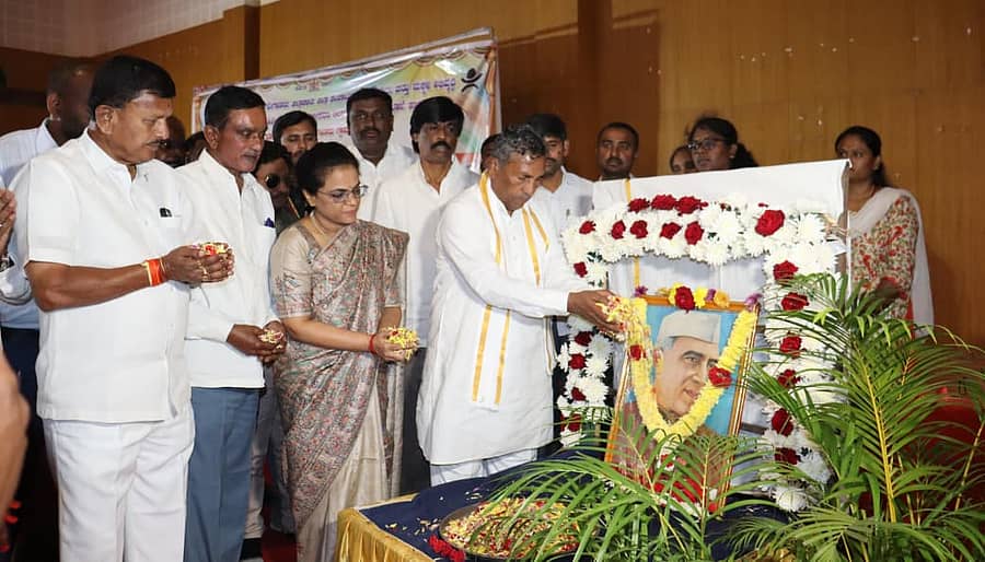 ದೇವನಹಳ್ಳಿ ಡಾ.ಬಿ.ಆರ್.ಅಂಬೇಡ್ಕರ್ ಭವನದಲ್ಲಿ ಹಮ್ಮಿಕೊಂಡಿದ್ದ ಜಿಲ್ಲಾ ಮಟ್ಟದ ಮಕ್ಕಳ ದಿನಾಚರಣೆ ಕಾರ್ಯಕ್ರಮದಲ್ಲಿ ಪಂಡಿತ್ ಜವಾಹರಲಾಲ್ ನೆಹರೂ ಅವರ ಭಾವಚಿತ್ರಕ್ಕೆ ಗಣ್ಯರು ಪುಪ್ಪಾರ್ಚನೆ ಸಲ್ಲಿಸಿದರು