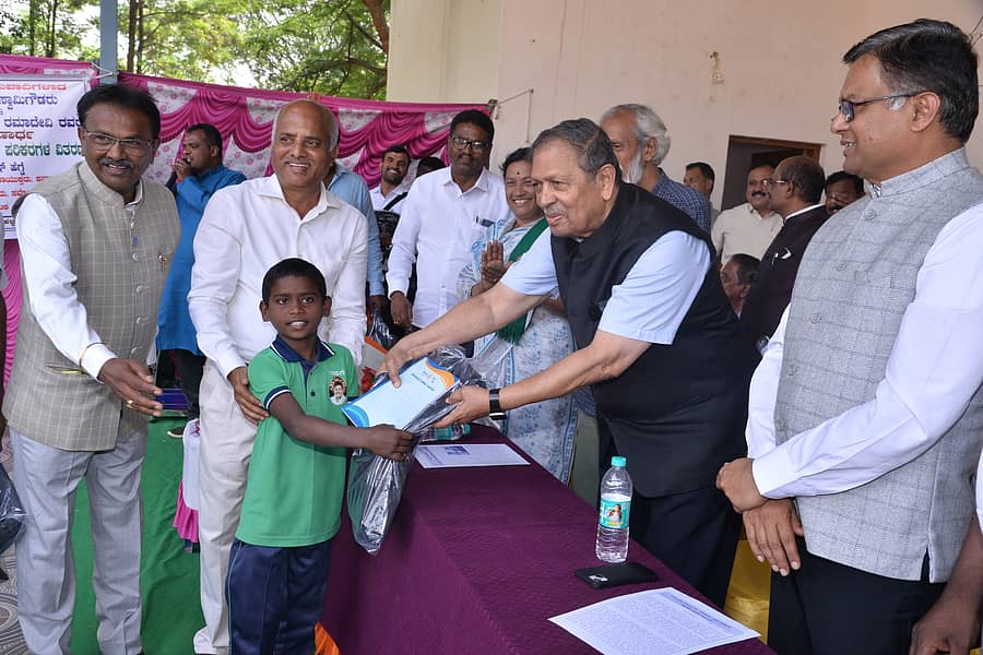 ಕೋಲಾರ ಜಿಲ್ಲೆಯ ಚಲ್ದಿಗಾನಹಳ್ಳಿಯಲ್ಲಿ ಹೈಕೋರ್ಟ್ ವಕೀಲ ಎಂ.ಶಿವಪ್ರಕಾಶ್ ಆಯೋಜಿಸಿದ್ದ ಕಾರ್ಯಕ್ರಮದಲ್ಲಿ ಸರ್ಕಾರಿ ಶಾಲಾ ಮಕ್ಕಳಿಗೆ ಕಲಿಕಾ ಪರಿಕರವನ್ನು ನಿವೃತ್ತ ಲೋಕಾಯುಕ್ತ ನ್ಯಾಯಮೂರ್ತಿ ಎನ್.ಸಂತೋಷ್ ಹೆಗ್ಡೆ ವಿತರಿಸಿದರು