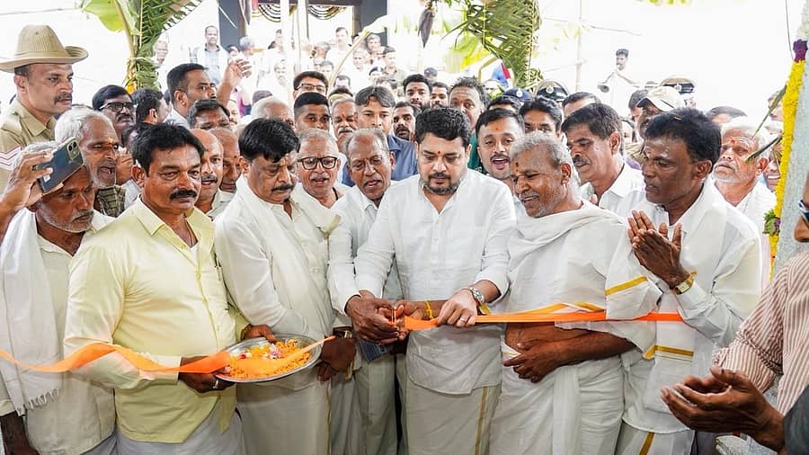 ಹದಿನಾರು ಗ್ರಾಮದ ಬಿಳಿಕೆರೆ ಮಹದೇಶ್ವರ ದೇವಸ್ಥಾನದ ಅಭಿವೃದ್ಧಿ ಕಾಮಗಾರಿಗಳ ಶಂಕುಸ್ಥಾಪನೆ ಮತ್ತು ಉದ್ಘಾಟನೆಯನ್ನು ಸಂಸದ ಸುನೀಲ್ ಬೋಸ್ ಶುಕ್ರವಾರ ನೆರವೇರಿಸಿದರು