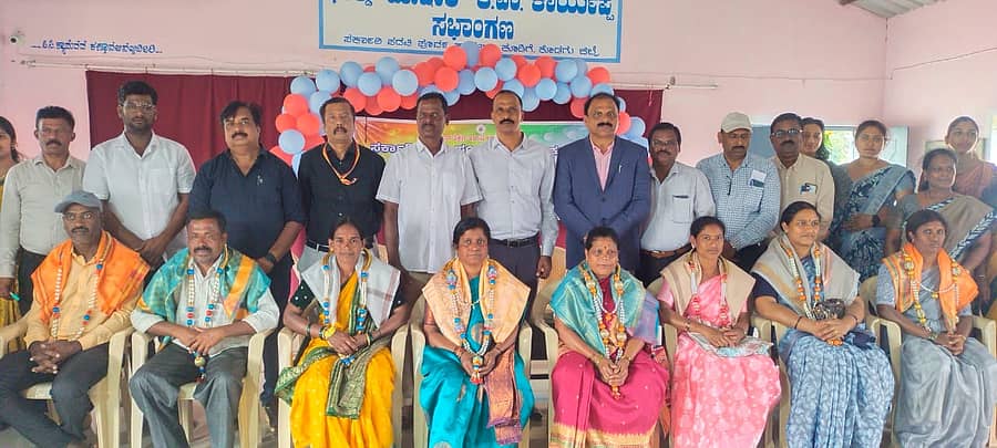 ಕುಶಾಲನಗರ ಸಮೀಪದ ಕೂಡಿಗೆ ಸರ್ಕಾರಿ ಪಿಯು ಕಾಲೇಜಿನಲ್ಲಿ ಶುಕ್ರವಾರ ಏರ್ಪಡಿಸಿದ್ದ ಪೋಷಕರ-ಉಪನ್ಯಾಸಕರ ಮಹಾಸಭೆಯಲ್ಲಿ ಅತಿ ಹೆಚ್ಚು ಅಂಕಗಳಿಸಿ ಉತ್ತೀರ್ಣರಾದ ಮಕ್ಕಳ ಪೋಷಕರನ್ನು ಹಾಗೂ ಕ್ರೀಡಾ ಚಟುವಟಿಕೆಗಳಲ್ಲಿ ವಿಜೇತರಾದ ವಿದ್ಯಾರ್ಥಿಗಳನ್ನು ಸನ್ಮಾನಿಸಿ ಗೌರವಿಸಲಾಯಿತು