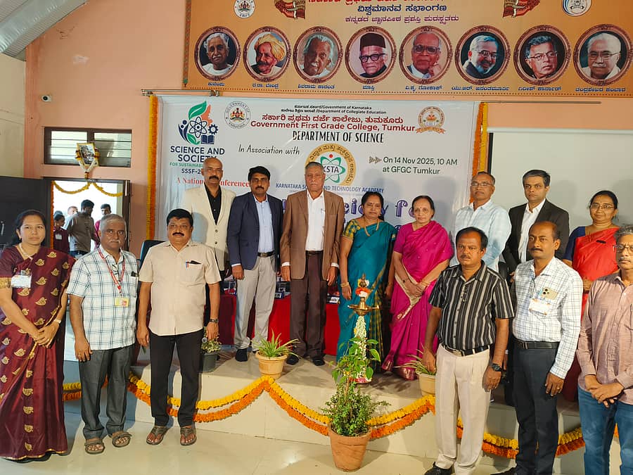 <div class="paragraphs"><p>ತುಮಕೂರಿನ ಸರ್ಕಾರಿ ಪ್ರಥಮ ದರ್ಜೆ ಕಾಲೇಜಿನಲ್ಲಿ ಶುಕ್ರವಾರ ಹಮ್ಮಿಕೊಂಡಿದ್ದ ವಿಚಾರ ಸಂಕಿರಣದಲ್ಲಿ&nbsp;ವಿಜ್ಞಾನ ಹಾಗೂ ತಂತ್ರಜ್ಞಾನ ಅಕಾಡೆಮಿ ಅಧ್ಯಕ್ಷ ಪ್ರೊ.ಎ.ಎಚ್.ರಾಜಾಸಾಬ್, ಕಾಲೇಜು ಶಿಕ್ಷಣ ಇಲಾಖೆ ಜಂಟಿ ನಿರ್ದೇಶಕ </p></div>