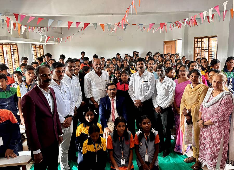 ಗೌರಿಬಿದನೂರು ನಗರದ ವಿವೇಕಾನಂದ ಶಾಲೆಯಲ್ಲಿ ಕಾನೂನು ಸೇವಾ ಪ್ರಾಧಿಕಾರ ಮತ್ತು ವಕೀಲರ ಸಂಘದಿಂದ ಮಕ್ಕಳ ದಿನ ಆಚರಿಸಲಾಯಿತು