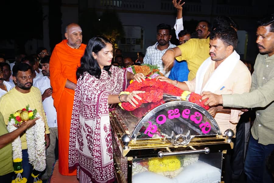 ಹಾಸನದ ಜಿಲ್ಲಾಧಿಕಾರಿ ಕಚೇರಿ ಆವರಣದಲ್ಲಿ ಜಿಲ್ಲಾಧಿಕಾರಿ ಕೆ.ಎಸ್. ಲತಾಕುಮಾರಿ, ಗೌರವ ಸಲ್ಲಿಸಿದರು. ಶಾಸಕ ಸ್ವರೂಪ್‌ ಪ್ರಕಾಶ್, ಶಂಭುನಾಥ ಸ್ವಾಮೀಜಿ, ದತ್ತುಪುತ್ರ ಉಮೇಶ್‌ ಇದ್ದರು 