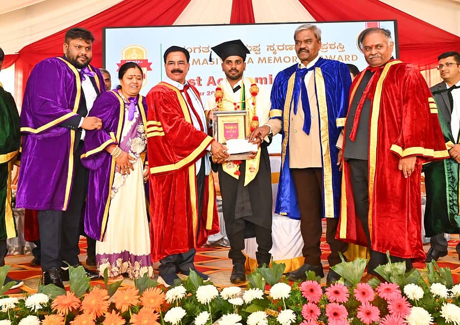 ದೇವರಾಜ ಶಿಕ್ಷಣ ಸಂಸ್ಥೆ ಆವರಣದಲ್ಲಿ ಶುಕ್ರವಾರ ನಡೆದ ಪದವಿ ಪ್ರದಾನ ಸಮಾರಂಭದಲ್ಲಿ ದಾವಣಗೆರೆ ವಿವಿ ಕುಲಪತಿ ಬಿ.ಡಿ.ಕುಂಬಾರ, ಕೊಪ್ಪಳ ವಿವಿ ಕುಲಪತಿ ಬಿ.ಕೆ.ರವಿ, ಶಾಸಕ ಎಂ.ಚಂದ್ರಪ್ಪ ಅವರು ಬಿ.ಇಡಿ ವಿದ್ಯಾರ್ಥಿ ಬಿ.ಕೃಷ್ಣಮೂರ್ತಿ ಅವರಿಗೆ ₹ 50 ಸಾವಿರ ನಗದು ಬಹುಮಾನದೊಂದಿಗೆ ಮಸಿಯಪ್ಪ ಸ್ಮಾರಕ ಪ್ರಶಸ್ತಿ ಪ್ರದಾನ ಮಾಡಿದರು
