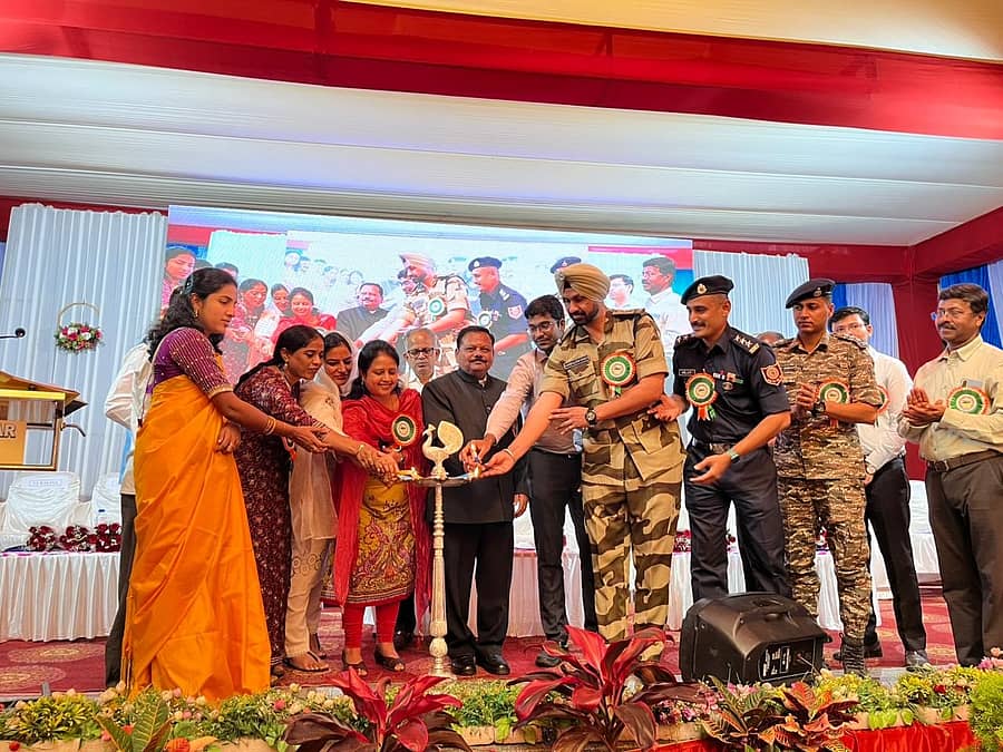 ಆಲಮಟ್ಟಿಯ ಸಮುದಾಯ ಭವನದಲ್ಲಿ ಶುಕ್ರವಾರ ಜರುಗಿದ ಅಣೆಕಟ್ಟೆ ಸುರಕ್ಷತೆಯ ಕುರಿತ ಸಮುದಾಯ ಜಾಗೃತಿ ಕಾರ್ಯಕ್ರಮವನ್ನು ಗಣ್ಯರು ಉದ್ಘಾಟಿಸಿದರು