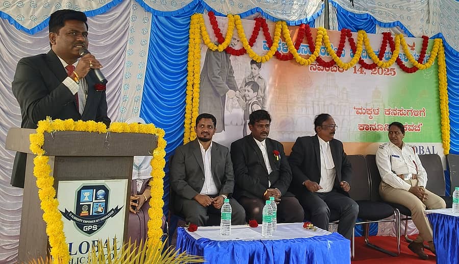 ದಾವಣಗೆರೆಯ ಗ್ಲೋಬಲ್ ಪಬ್ಲಿಕ್ ಶಾಲೆಯಲ್ಲಿ ಶುಕ್ರವಾರ ಆಯೋಜಿಸಿದ್ದ ‘ಮಕ್ಕಳ ಕನಸುಗಳಿಗೆ ಕಾನೂನಿನ ಕವಚ’ ಕಾರ್ಯಕ್ರಮದಲ್ಲಿ ಜಿಲ್ಲಾ ಕಾನೂನು ಸೇವಾ ಪ್ರಾಧಿಕಾರದ ಸದಸ್ಯ ಕಾರ್ಯದರ್ಶಿ ಮಹಾವೀರ ಕರೆಣ್ಣವರ್ ಮಾತನಾಡಿದರು