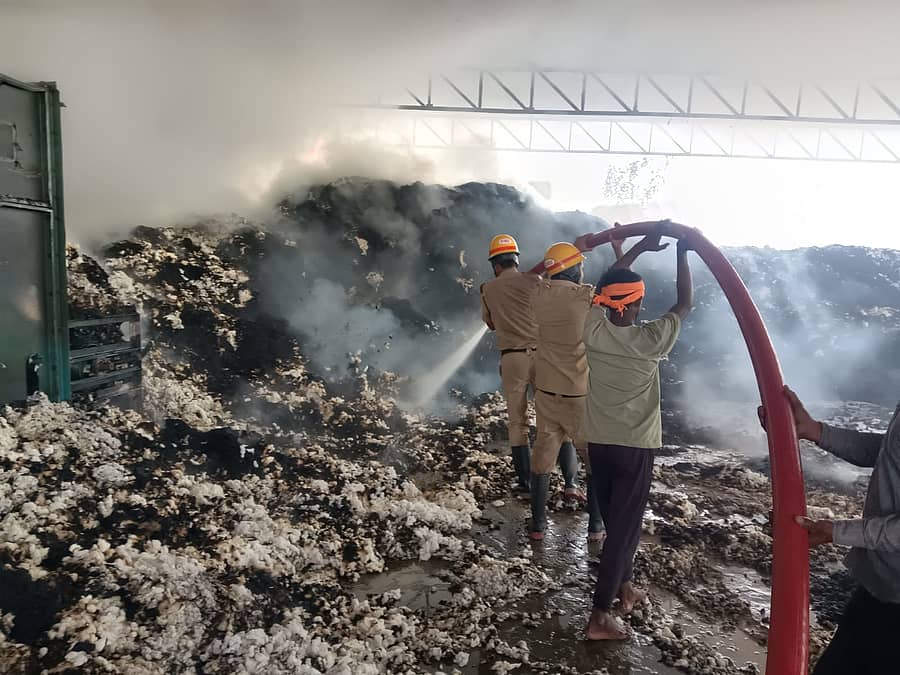 ರಾಯಚೂರಿನ ಹೈದರಾಬಾದ್ ರಸ್ತೆಯಲ್ಲಿರುವ ಹತ್ತಿ ಫ್ಯಾಕ್ಟರಿಯಲ್ಲಿ ಹೊತ್ತಿಕೊಂಡಿದ್ದ ಬೆಂಕಿಯನ್ನು ಅಗ್ನಿಶಾಮಕ ದಳದ ಸಿಬ್ಬಂದಿ ನಂದಿಸಿದರು