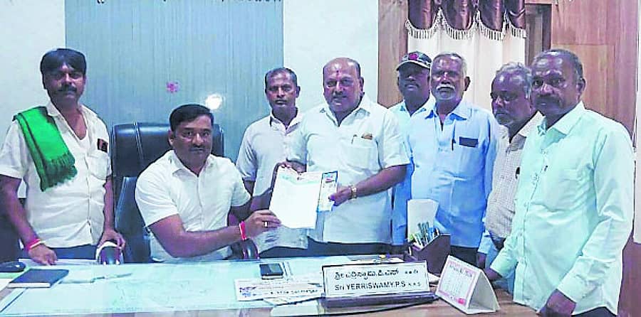 <div class="paragraphs"><p>ನೂತನ ರೈಲು ಮಾರ್ಗ ಮಂಜೂರಾತಿಗೆ ಆಗ್ರಹಿಸಿ ಡಿ.9ರಂದು ಮುಂಡರಗಿಯಿಂದ ಕೈಗೊಂಡಿರುವ ದೆಹಲಿ ಚಲೋ ಪ್ರತಿಭಟನೆಯ ಮನವಿ ಪತ್ರವನ್ನು ಕಾರ್ಯಕರ್ತರು ತಹಶೀಲ್ದಾರರಿಗೆ ನೀಡಿದರು</p></div>