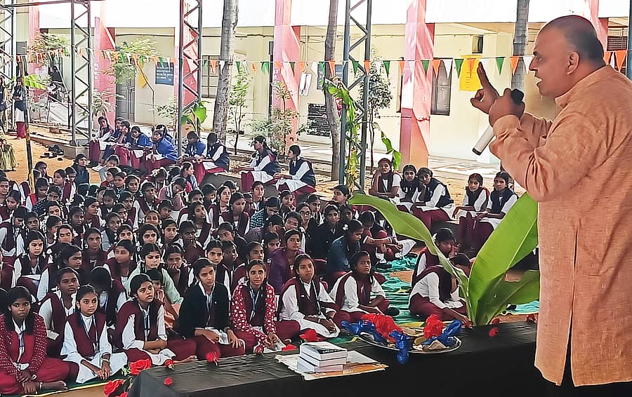 ಚಿಂತಾಮಣಿಯ ಬಾಲಕಿಯರ ಸರ್ಕಾರಿ ಪ್ರೌಢಶಾಲೆಯಲ್ಲಿ ನಡೆದ ಶಿಕ್ಷಕ–ಪೋಷಕರ ಮಹಾಸಭೆಯಲ್ಲಿ ಪ್ರವಚನಕಾರ ತಳಗವಾರ ಟಿ.ಎಲ್. ಆನಂದ್ ಮಾತನಾಡಿದರು