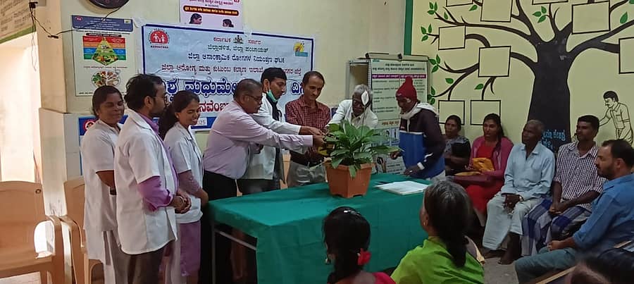 ಚಾಮರಾಜನಗರ ತಾಲ್ಲೂಕಿನ ಹರದನಹಳ್ಳಿ ಪಾಥಮಿಕ ಆರೋಗ್ಯ ಕೇಂದ್ರದಲ್ಲಿ ಶುಕ್ರವಾರ ವಿಶ್ವ ಮಧುಮೇಹ ದಿನಾಚರಣೆಯನ್ನು ಜಿಲ್ಲಾ ಸರ್ವೇಕ್ಷಣಾಧಿಕಾರಿ ಡಾ.ಸುಂದರೇಶ್ ಉದ್ಘಾಟಿಸಿದರು