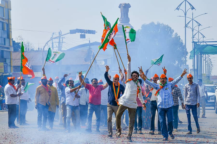 ಕೊಪ್ಪಳದಲ್ಲಿ ಶುಕ್ರವಾರ ಬಿಜೆಪಿ ಹಾಗೂ ಜೆಡಿಎಸ್ ಮುಖಂಡರು ವಿಜಯೋತ್ಸವ ನಡೆಸಿದರು