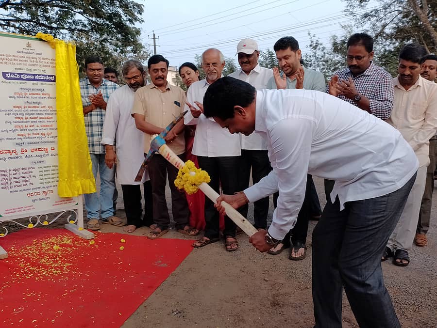 ಶಿರಸಿ ನಗರದ ವರದ ವಿನಾಯಕ ದೇವಾಲಯದ ಬಳಿಯಿಂದ ಹುಬ್ಬಳ್ಳಿ ರಸ್ತೆ ಚಿಪಗಿ ಸರ್ಕಲ್ವರೆಗೆ ₹80 ಲಕ್ಷ ವೆಚ್ಚದಲ್ಲಿ ರಸ್ತೆ ಸುಧಾರಣೆ ಕಾಮಗಾರಿಗೆ ಶಾಸಕ ಭೀಮಣ್ಣ ಭೂಮಿ ಪೂಜೆ ನೆರವೇರಿಸಿದರು