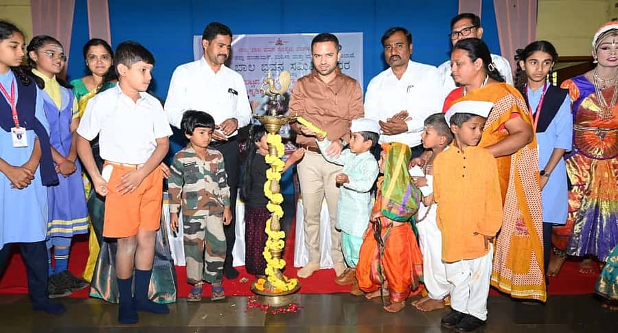 ಬೀದರ್ನಲ್ಲಿ ಶುಕ್ರವಾರ ಏರ್ಪಡಿಸಿದ್ದ ಮಕ್ಕಳ ದಿನಾಚರಣೆಯನ್ನು ಮಕ್ಕಳೇ ದೀಪ ಬೆಳಗಿಸಿ ಉದ್ಘಾಟಿಸಿದರು