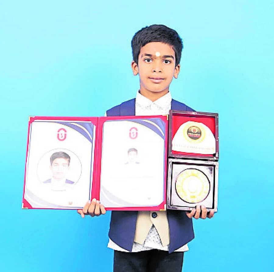 <div class="paragraphs"><p>ಹಲವು ವಿಶ್ವದಾಖಲೆಗಳೊಂದಿಗೆ ಲಿಂಗಸುಗೂರಿನ ವೀರಭದ್ರ ಮಜ್ಜಗಿ</p></div>