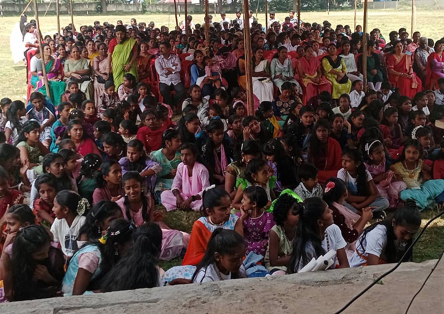 ಹಳೇಬೀಡಿನ ಕರ್ನಾಟಕ ಪಬ್ಲಿಕ್ ಶಾಲೆಯಲ್ಲಿ ಶುಕ್ರವಾರ ನಡೆದ ಪೋಷಕ-ಶಿಕ್ಷಕರ ಮಹಾಸಭೆಯಲ್ಲಿ ಭಾಗವಹಿಸಿದ್ದ ಮಕ್ಕಳು ಹಾಗೂ ಪೋಷಕರು