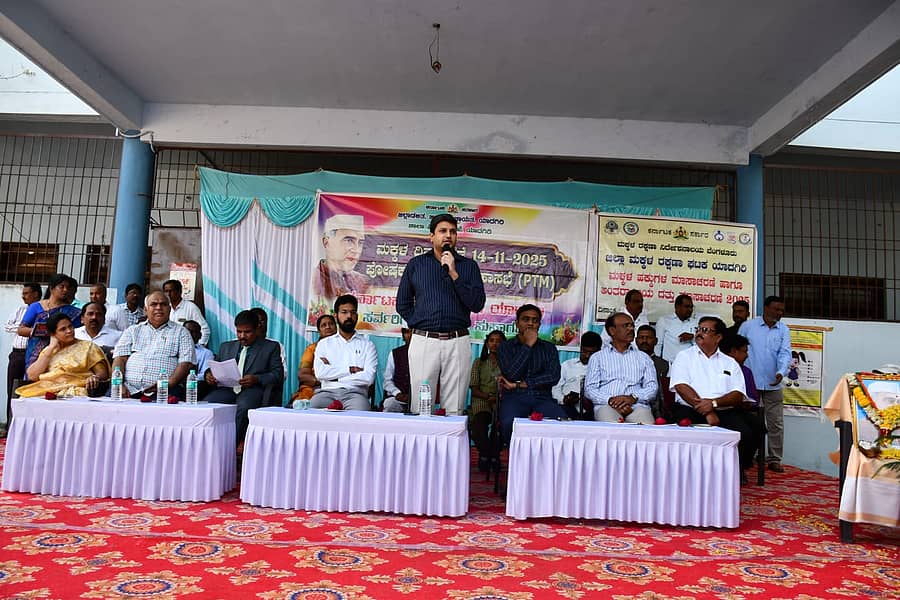 ಯಾದಗಿರಿಯಲ್ಲಿ ಶುಕ್ರವಾರ ಶಿಕ್ಷಕರ ದಿನಾಚರಣೆ ಅಂಗವಾಗಿ ನಡೆದ ಕಾರ್ಯಕ್ರಮದಲ್ಲಿ ಶಾಲಾ ಶಿಕ್ಷಣ ಇಲಾಖೆ ಹೆಚ್ಚುವರಿ ಆಯುಕ್ತ ರಾಹುಲ್ ಪಾಂಡ್ವೆ ಮಾತನಾಡಿದರು. ಅಧಿಕಾರಿಗಳು ಉಪಸ್ಥಿತರಿದ್ದರು