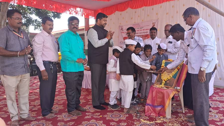 ವಿಜಯಪುರ ನಗರದ ಅಫಜಲಪುರ ಟಕ್ಕೆಯಲ್ಲಿರುವ ಸರ್ಕಾರಿ ಕನ್ನಡ ಮಾದರಿ ಹಿರಿಯ ಪ್ರಾಥಮಿಕ ಶಾಲೆ ನಂ. 49ರಲ್ಲಿ ಹಮ್ಮಿಕೊಂಡಿದ್ದ ಮಕ್ಕಳ ದಿನಾಚರಣೆಯನ್ನು ಮಕ್ಕಳೇ ಉದ್ಘಾಟಿಸಿದರು