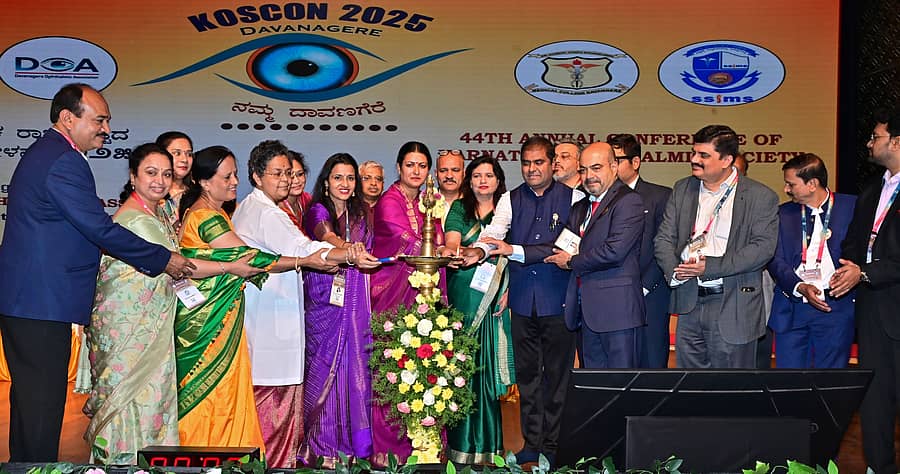 ದಾವಣಗೆರೆಯ ಜೆಎಂ ವೈದ್ಯಕೀಯ ಕಾಲೇಜಿನ ಬಾಪೂಜಿ ಸಭಾಂಗಣದಲ್ಲಿ ಆಯೋಜಿಸಿರುವ ನೇತ್ರತಜ್ಞರ ರಾಜ್ಯಮಟ್ಟದ ಸಮ್ಮೇಳನವನ್ನು ಸಂಸದೆ ಪ್ರಭಾ ಮಲ್ಲಿಕಾರ್ಜುನ್ ಅವರು ಶುಕ್ರವಾರ ಉದ್ಘಾಟಿಸಿದರು–ಪ್ರಜಾವಾಣಿ ಚಿತ್ರ