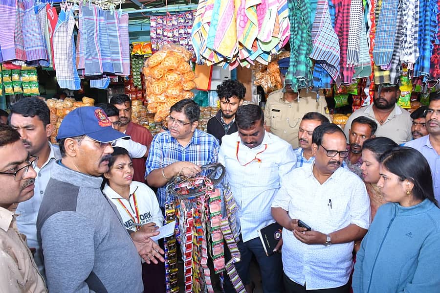 ತುಮಕೂರು ಕೆಎಸ್ಆರ್ಟಿಸಿ ಬಸ್ ನಿಲ್ದಾಣಕ್ಕೆ ಶುಕ್ರವಾರ ಉಪಲೋಕಾಯುಕ್ತ ಬಿ.ವೀರಪ್ಪ ಭೇಟಿ ನೀಡಿ ಪರಿಶೀಲಿಸಿದರು. ಹೆಚ್ಚುವರಿ ಜಿಲ್ಲಾಧಿಕಾರಿ ಎನ್.ತಿಪ್ಪೇಸ್ವಾಮಿ, ತಹಶೀಲ್ದಾರ್ ಪಿ.ಎಸ್.ರಾಜೇಶ್ವರಿ ಉಪಸ್ಥಿತರಿದ್ದರು