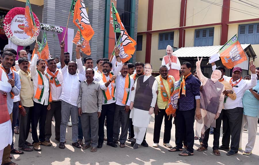 ಚಿಕ್ಕಮಗಳೂರು ಜಿಲ್ಲಾ ಬಿಜೆಪಿ ಕಚೇರಿ ಎದುರು ಕಾರ್ಯಕರ್ತರು ಸಂಭ್ರಮಿಸಿದರು