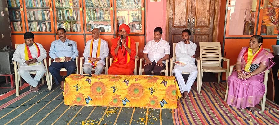 ನರಗುಂದ ತಾಲ್ಲೂಕಿನ ಭೈರನಹಟ್ಟಿ ದೊರೆಸ್ವಾಮಿ ವಿರಕ್ತಮಠದಲ್ಲಿ ನಡೆಸಿದ ಕನ್ನಡ ಉಪನ್ಯಾಸ ಕಾರ್ಯಕ್ರಮದಲ್ಲಿ ಶಾಂತಲಿಂಗ ಸ್ವಾಮೀಜಿ ಮಾತನಾಡಿದರು