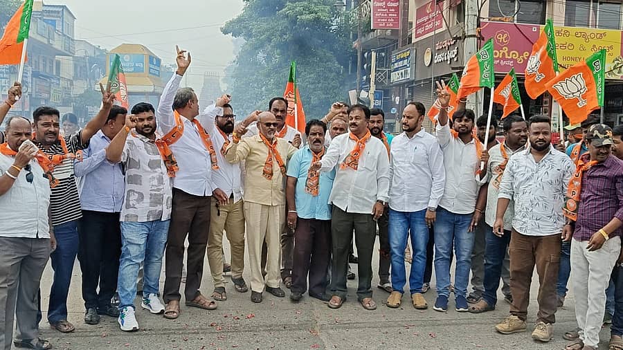 ಬಿಹಾರ ವಿಧಾನಸಭಾ ಚುನಾವಣೆಯಲ್ಲಿ ಎನ್‌ಡಿಎ ಮೈತ್ರಿಕೂಟ ಜಯ ಸಾಧಿಸಿರುವ ಹಿನ್ನೆಲೆಯಲ್ಲಿ ಚಾಮರಾಜನಗರದಲ್ಲಿ ಶುಕ್ರವಾರ ಬಿಜೆಪಿ ವತಿಯಿಂದ ಪಟಾಕಿ ಸಿಡಿಸಿ, ಸಿಹಿ ಹಂಚಿ ಸಂಭ್ರಮಾಚರಣೆ ಮಾಡಲಾಯಿತು