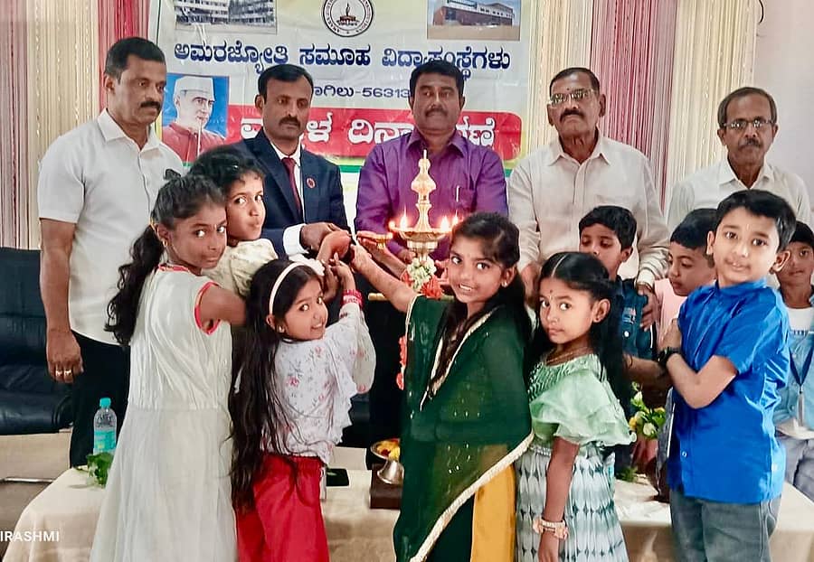 ಮುಳಬಾಗಿಲು ನಗರದ ಅಮರಜ್ಯೋತಿ ವಿದ್ಯಾಸಂಸ್ಥೆಗಳಲ್ಲಿ ನಡೆದ ಮಕ್ಕಳ ದಿನಾಚರಣೆಯನ್ನು ಮಕ್ಕಳು ದೀಪ ಬೆಳಗಿಸುವ ಮೂಲಕ ಕಾರ್ಯಕ್ರಮವನ್ನು ಉದ್ಘಾಟಿಸಿದರು. ಸರ್ಕಾರಿ ಸಹಾಯಕ ಅಭಿಯೋಜಕ ಆರ್.ನಾಗರಾಜ್ ಇತರರು ಇದ್ದರು