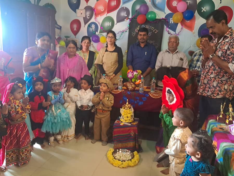 ಮಡಿಕೇರಿಯ ಪುಟಾಣಿ ನಗರದ ಅಂಗನವಾಡಿ ಕೇಂದ್ರದಲ್ಲಿ ಶುಕ್ರವಾರ ಮಕ್ಕಳ ದಿನಾಚರಣೆ ಆಚರಿಸಲಾಯಿತು