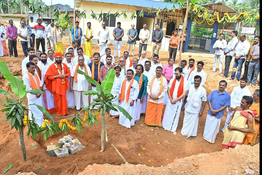 ಹೊಸನಗರ ಪಟ್ಟಣದ ಮಾವಿನಕೊಪ್ಪ ಗಂಗಾಧರೇಶ್ವರ ದೇವಸ್ಥಾನ ನಿರ್ಮಾಣಕ್ಕೆ ಮೂಲೆಗದ್ದೆ ಅಭಿನವ ಚನ್ನಬಸವ ಸ್ವಾಮೀಜಿ ಶಂಕುಸ್ಥಾಪನೆ ನೆರವೇರಿಸಿದರು